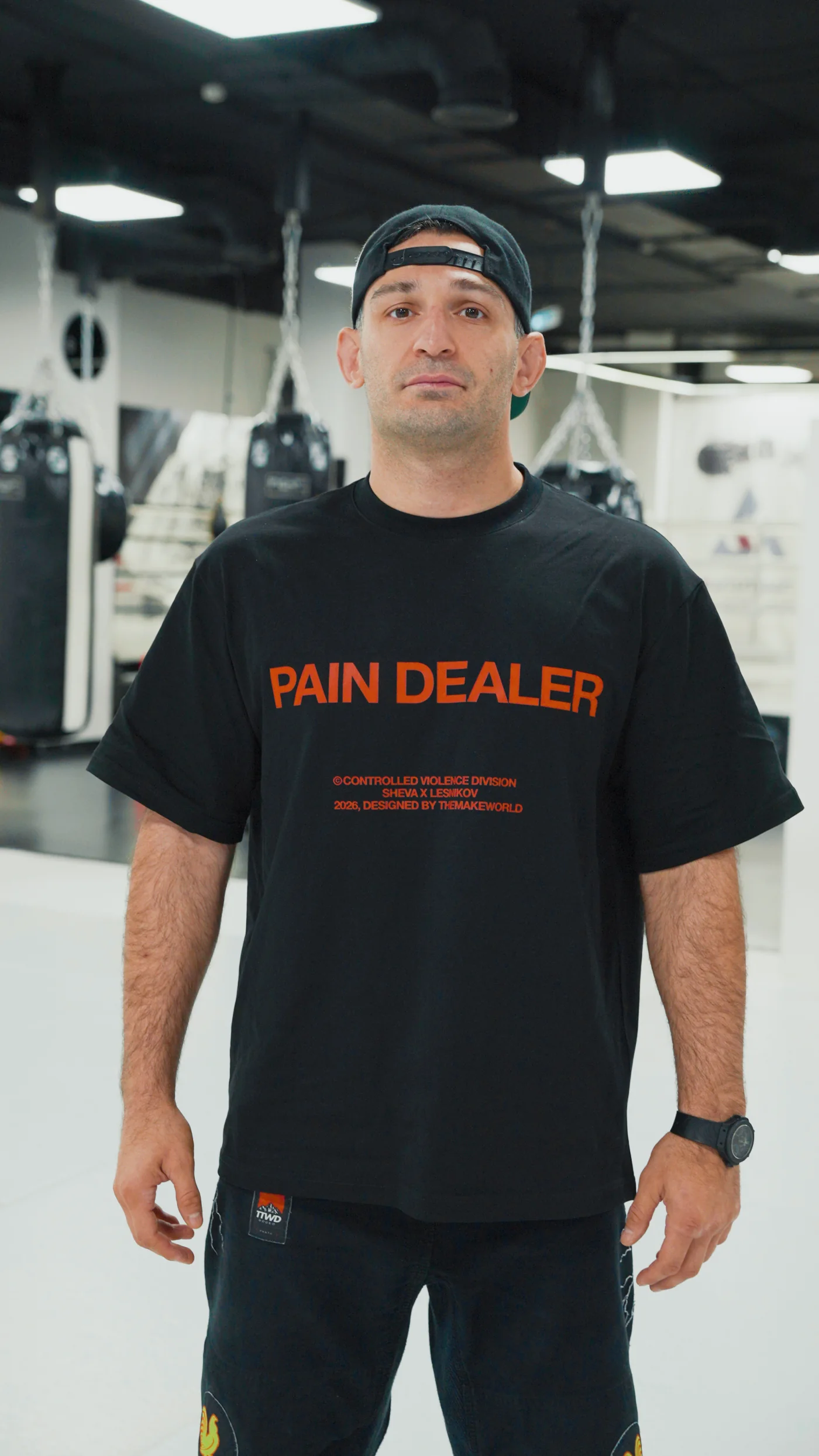 Магомет Матиев в футболке Pain Dealer в тренировочном зале